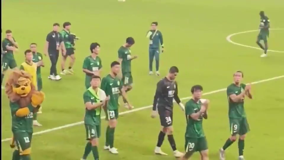 国安球迷赛后怒斥球员丢脸吗看看人家