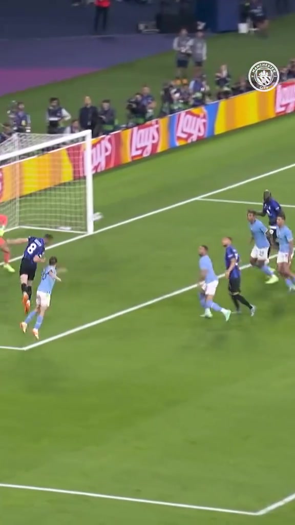 那时绝对的世界级中卫鲁本这一次快速反应可是立了大功了