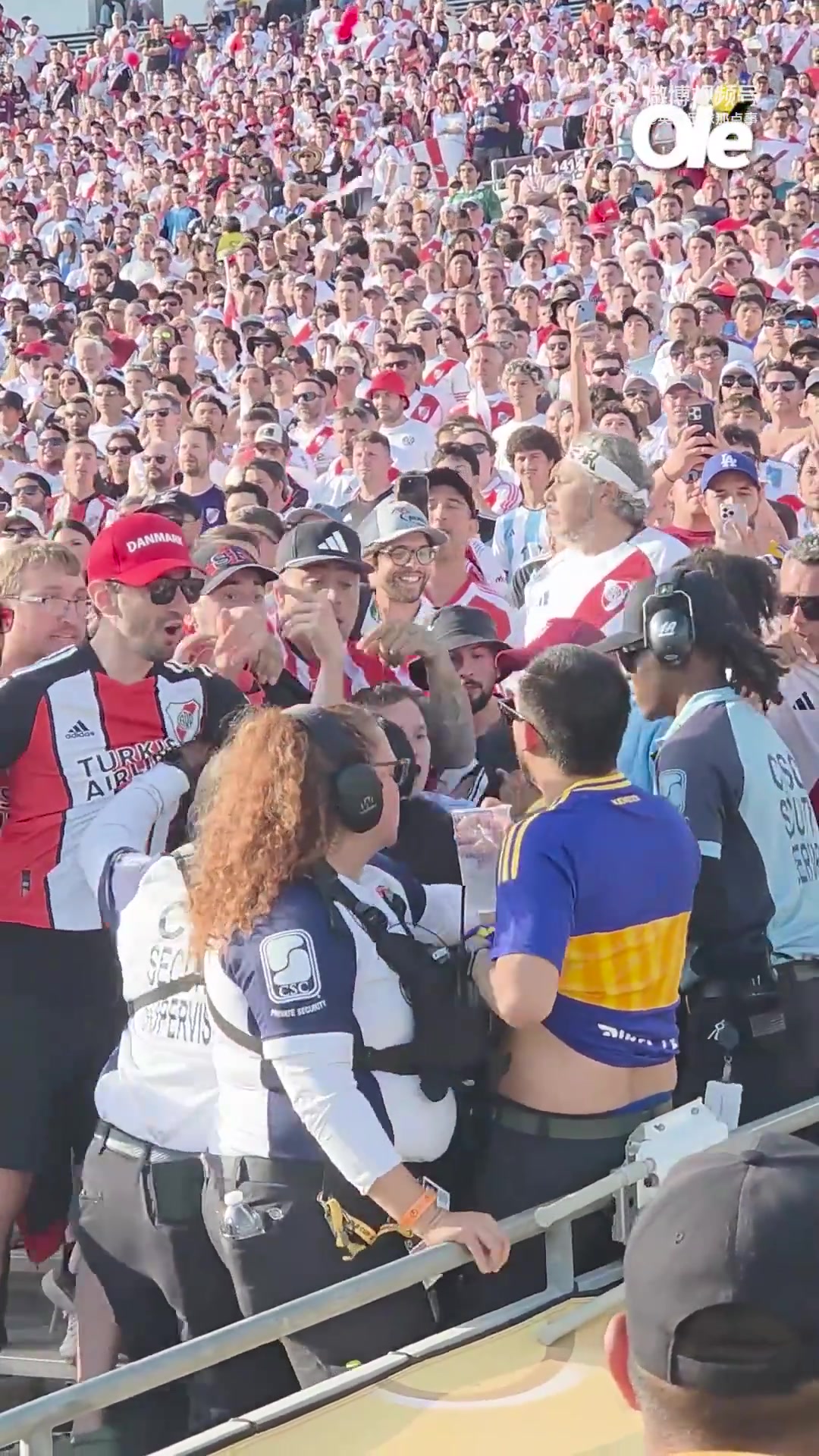 真勇啊博卡球迷走进了河床球迷中被逼着脱掉了球衣