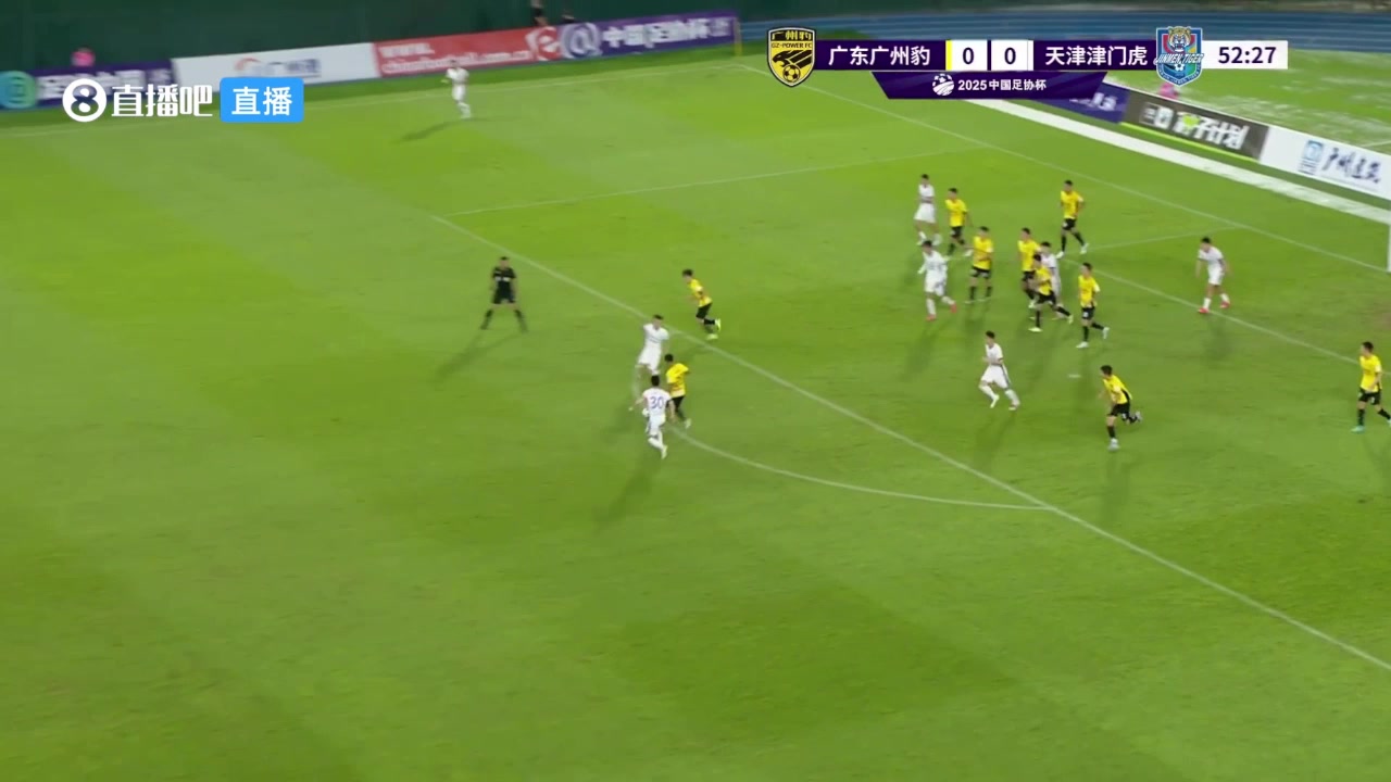 腿软了啊反击3打2广州豹球员禁区踩单车离谱摔倒