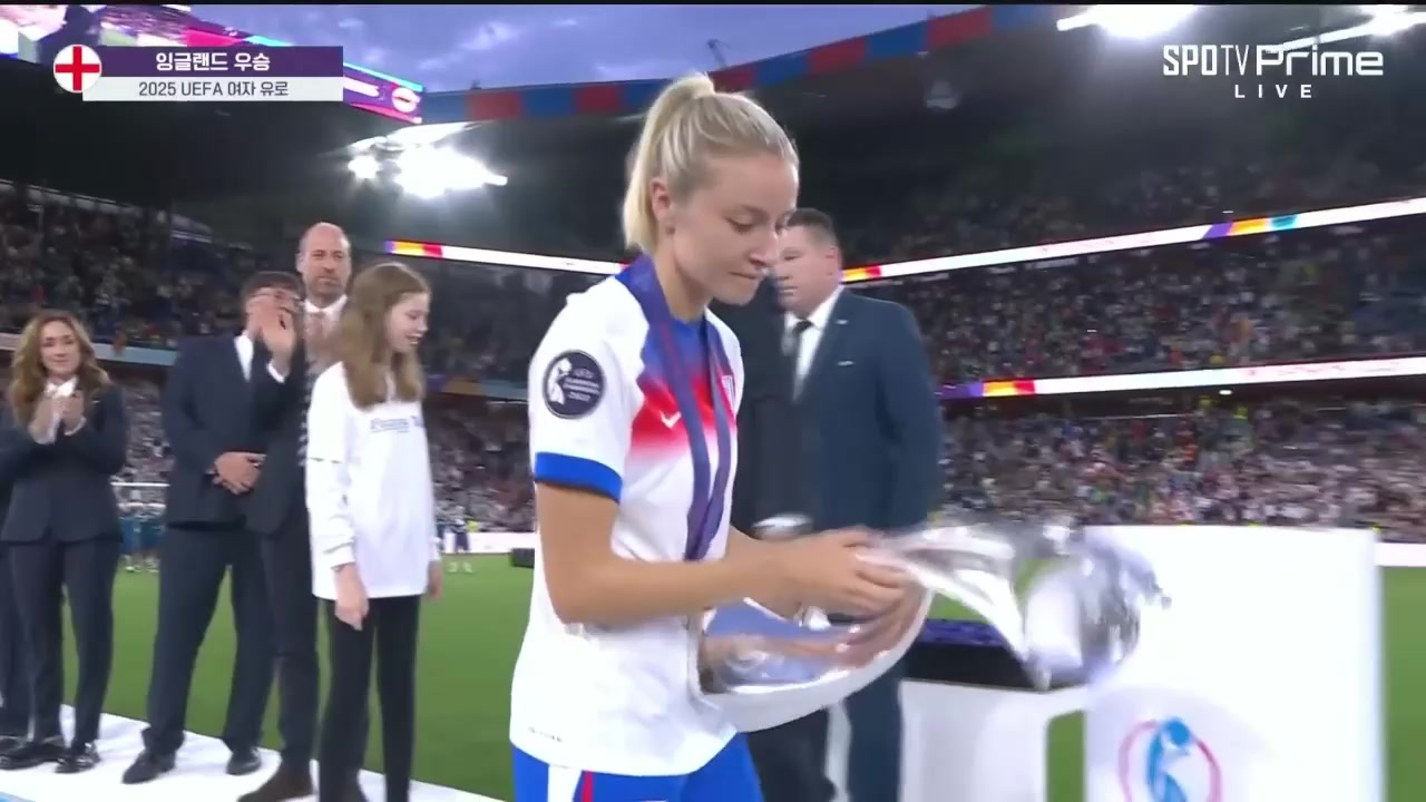 两夺女足欧洲杯冠军英格兰女足高举冠军奖杯全队庆祝