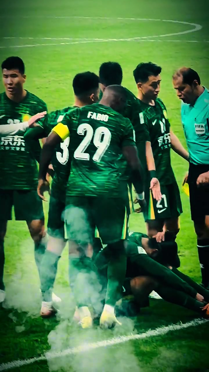 疼实拍张玉宁与对手发生小冲突后一直捂着自己的后脑勺