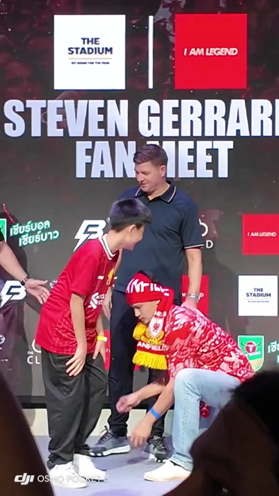 杰拉德大无语在泰国参加活动时遭到泰国球迷蹭大腿借魔力