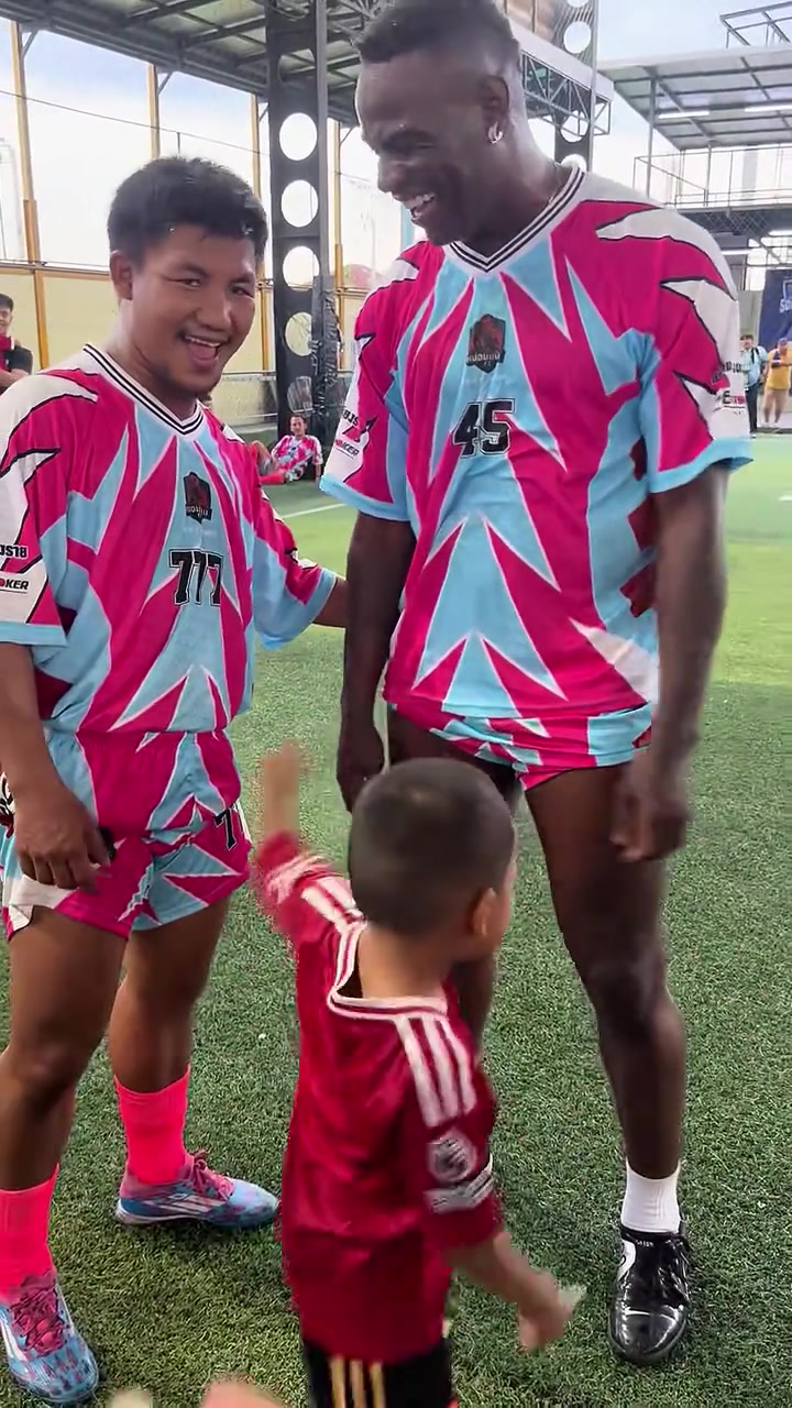 长大了想想都后怕小朋友你知道你踢的是谁吗