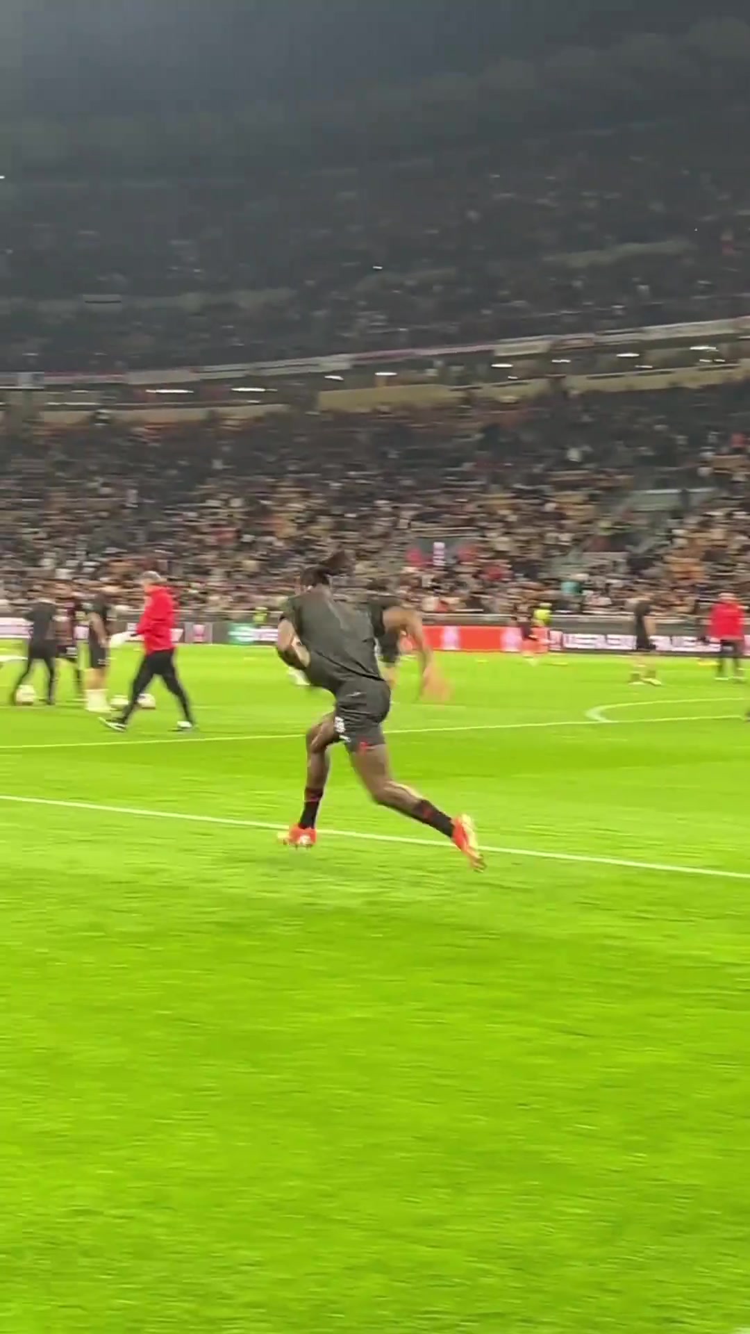 身体天赋太炸裂了米兰踢过球的都知道他这爆发力有多逆天