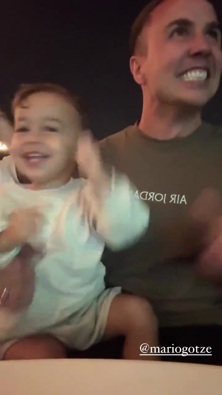 阿根廷夺得世界杯后格策抱着儿子激动庆祝