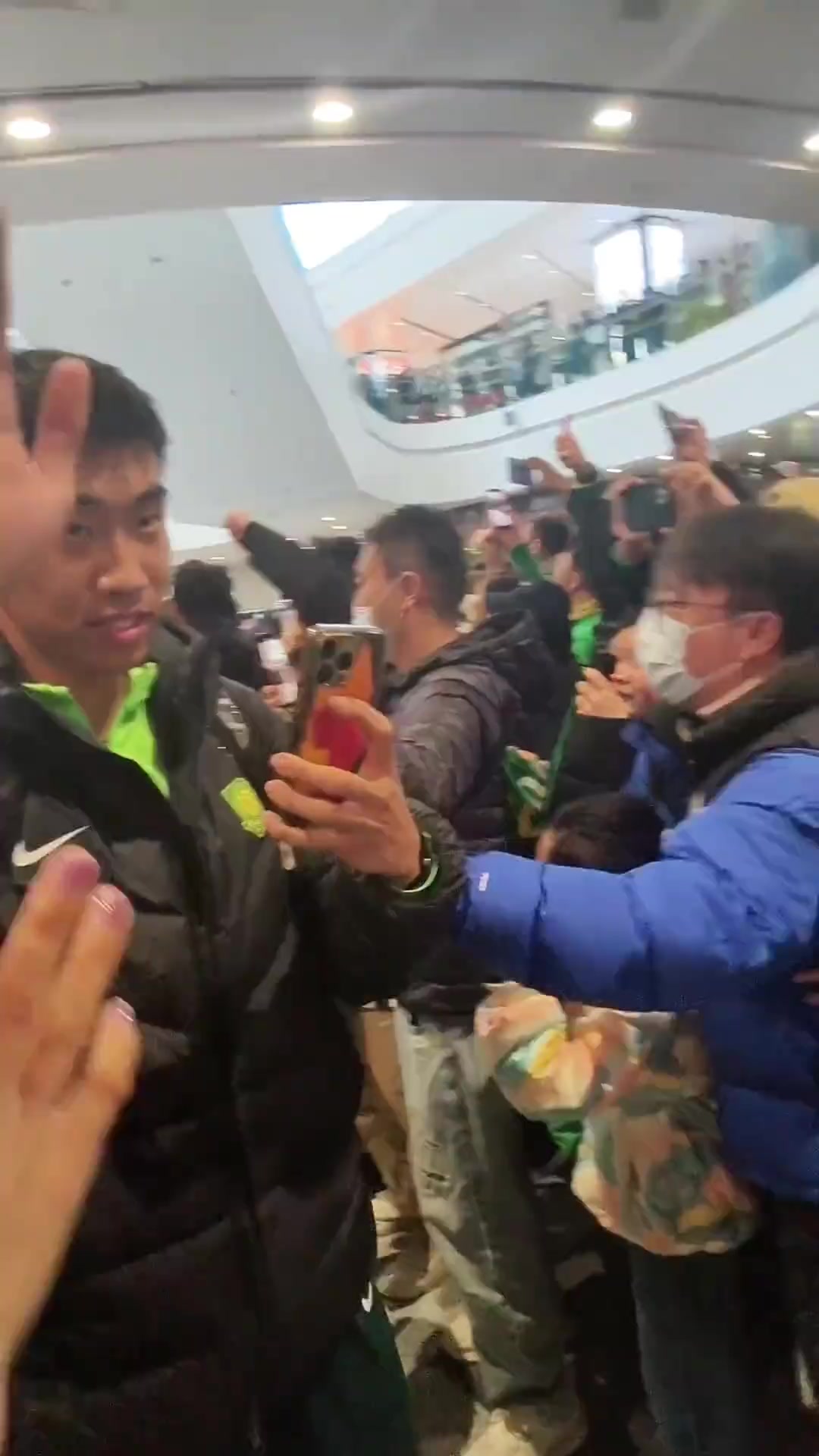 实拍国安全队返回北京国安球迷来到大兴机场高呼NB