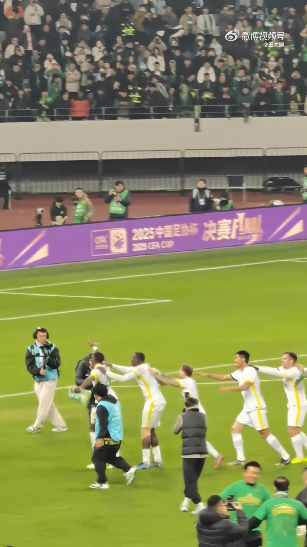 法比奥非洲舞步带领队友庆祝夺冠