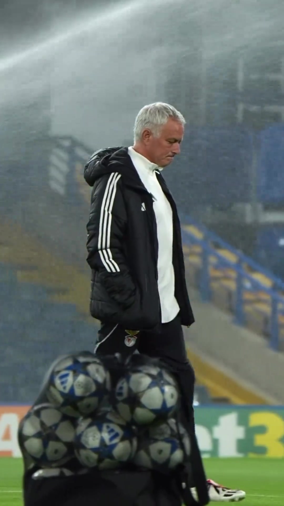 故地重游穆里尼奥赛前独自踩场斯坦福桥满眼熟悉皆过往