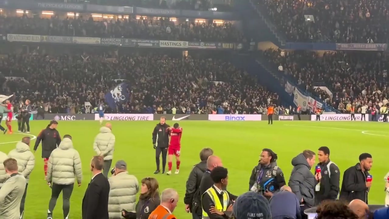 拼尽全力赛后罗伯逊在工作人员搀扶下一瘸一拐的离场