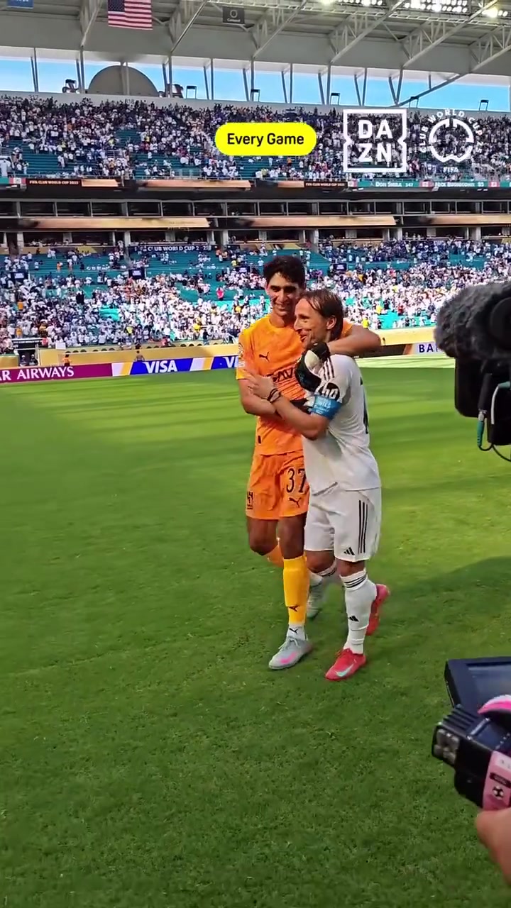 不老传奇39岁莫德里奇赛后与扑出巴尔韦德点球的布努亲切交流