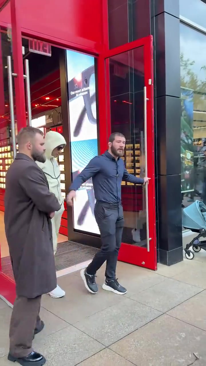 真的假的包裹严实的C罗在洛杉矶引围观球迷高喊C罗