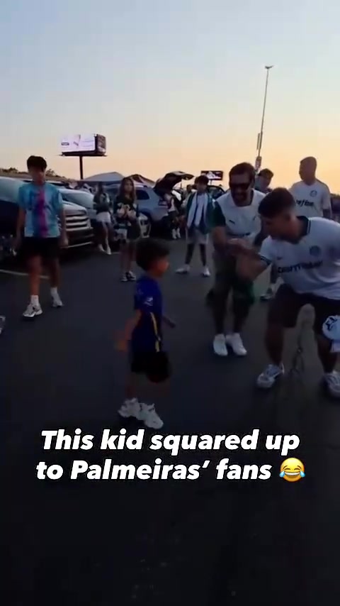 遭帕尔梅拉斯球迷挑衅一位切尔西小球迷与前者顶牛