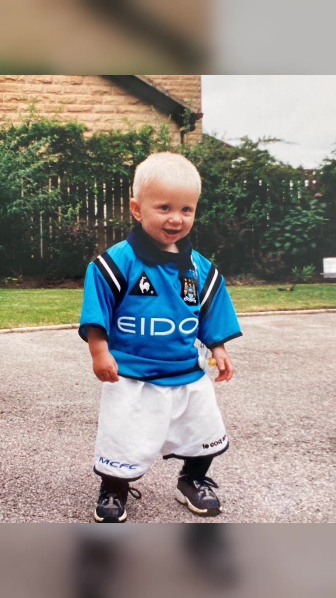 到底哪一步出了问题哈兰德从小到大的照片爱笑的男孩