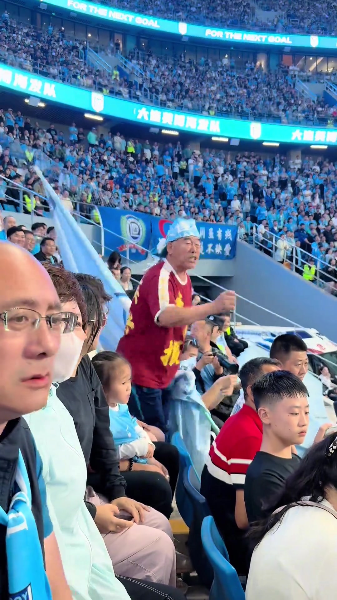 大连王大爷这观赛气质拿捏得死死的