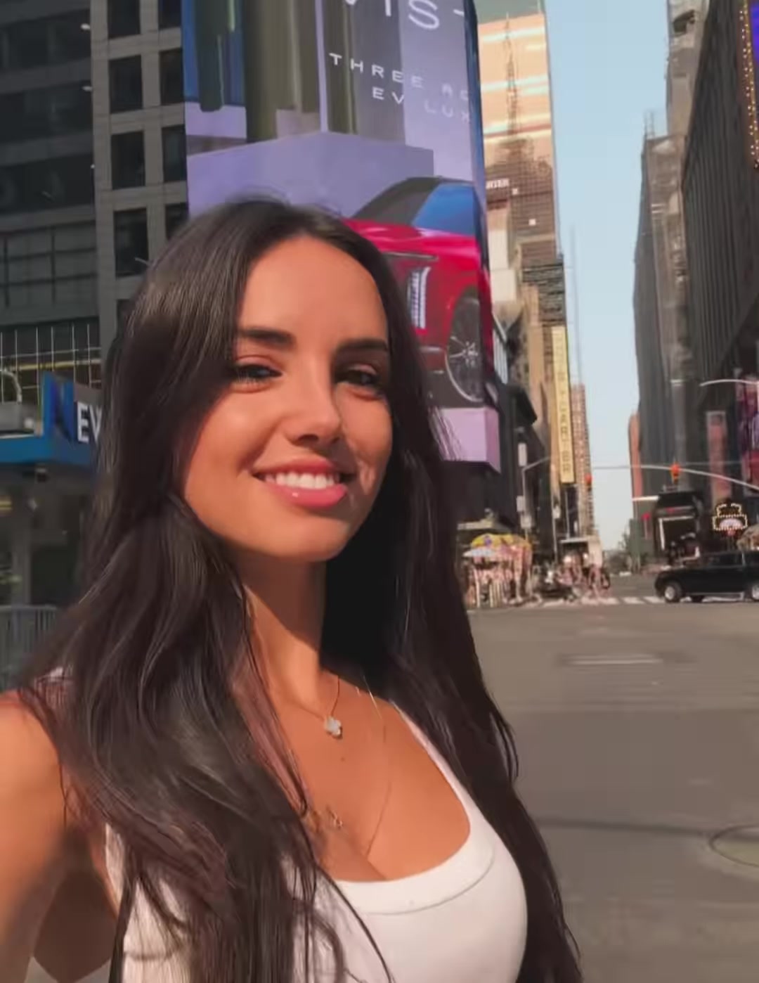 DAZN女主持清凉装现身美国街头怎么蹦蹦跶跶的