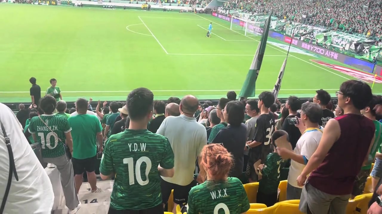 彻底怒了国安点球未判工体响彻黑哨裁判SB骂声