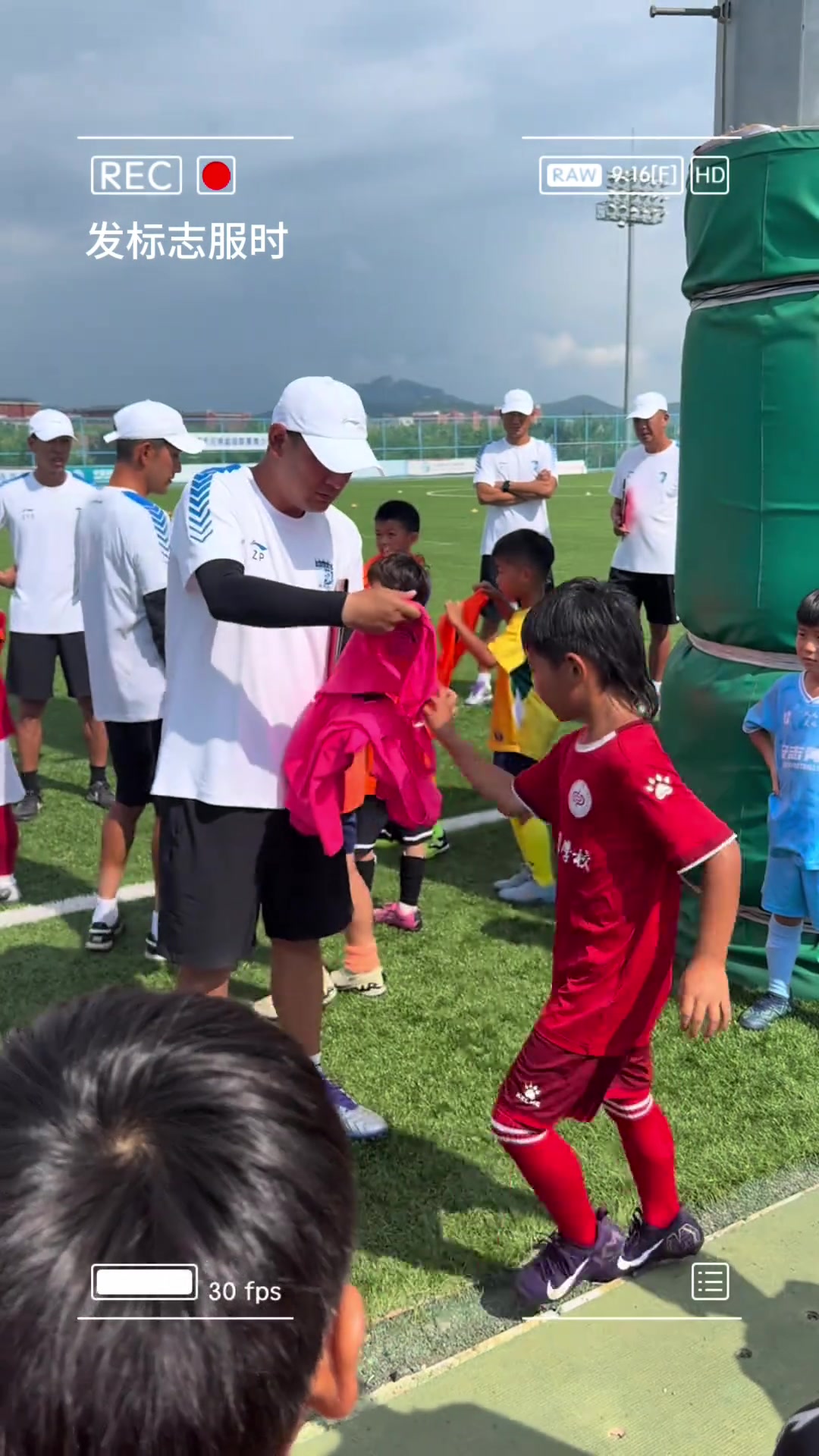 孙继海领背心时没有一个小孩跟教练说谢谢教出来啥样的孩子啊