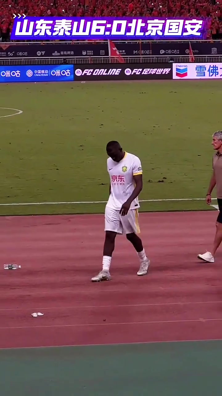 耻辱退场实拍国安众将遭六球血洗赛后又遭泰山球迷撒盐