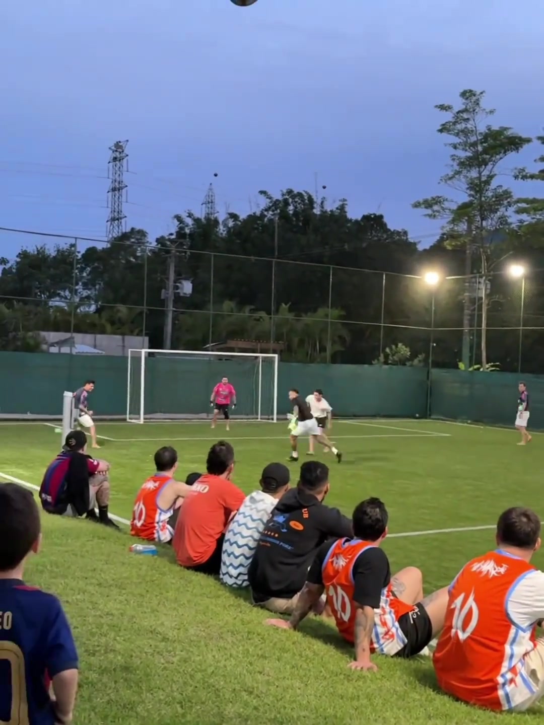 咋都光脚踢内马尔现身野球场踢球竟然带着门将手套一条龙啊