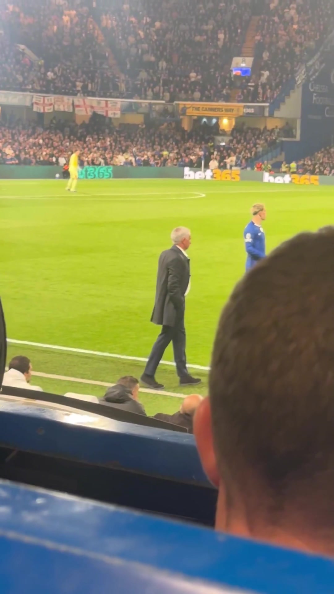 穆里尼奥的名字在斯坦福桥响起穆帅以飞吻回应球迷