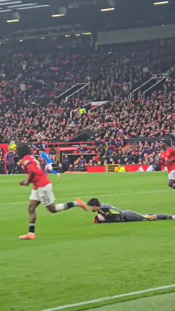 国外曼联球迷看看拉门斯的高空接球我都看哭了