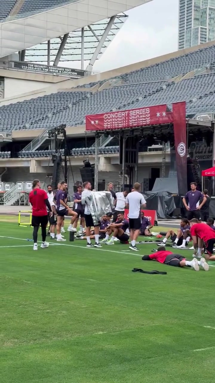 曼联在训练时使用了黑科技降温夹克帮助球员对付高温