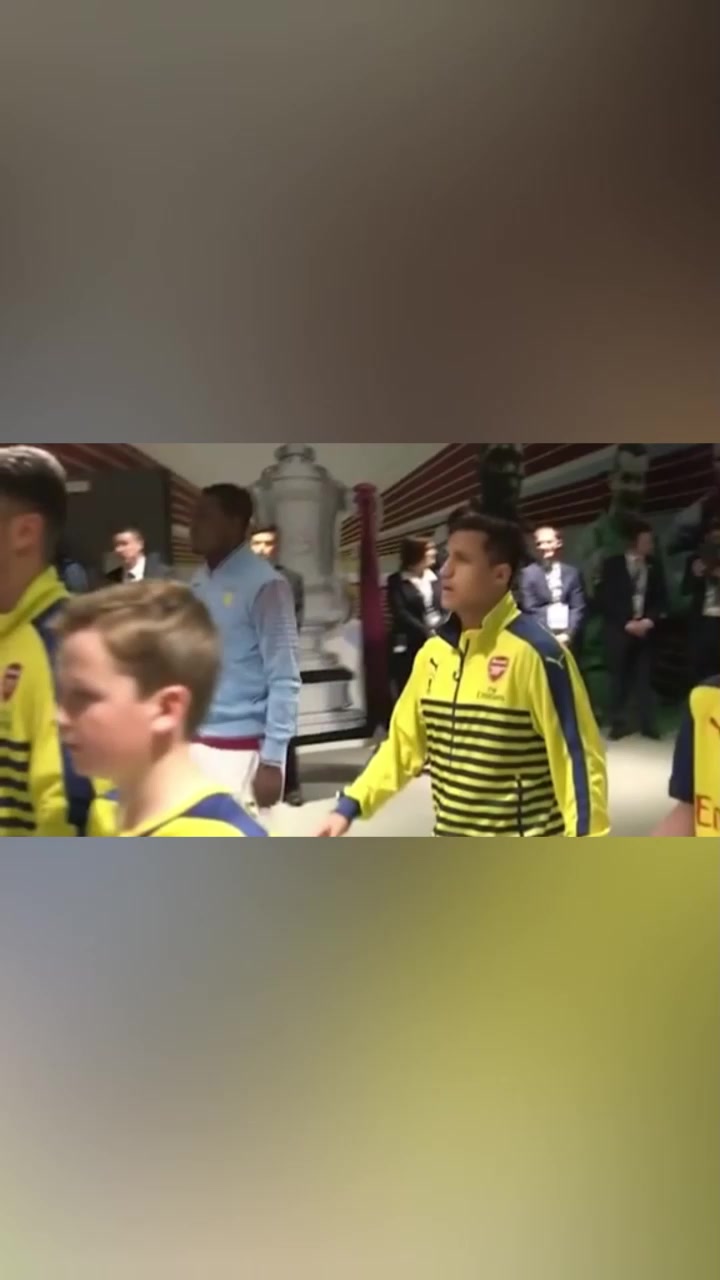 别人牵着的是球童桑切斯牵着的是兄弟