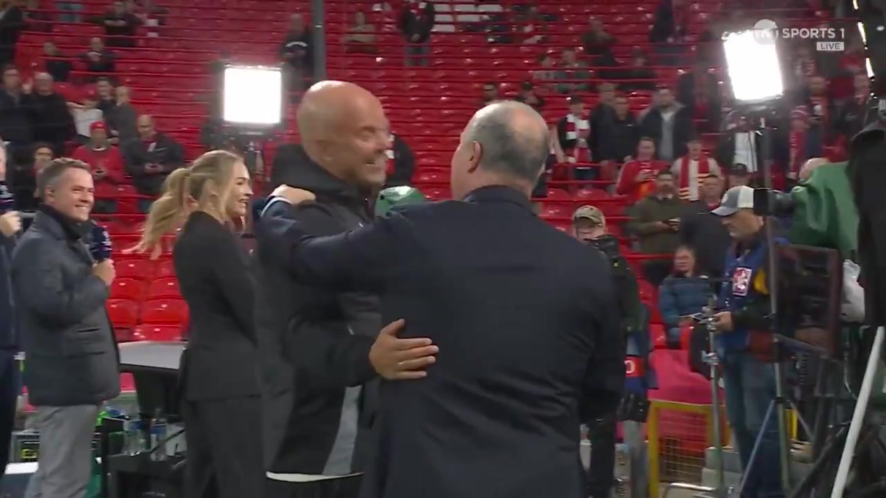 冠军联赛冠军教练前利物浦主帅贝尼特斯拥抱了斯洛特