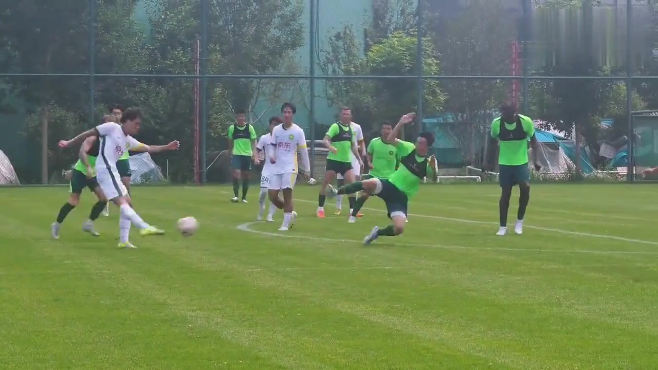 初生牛犊国安U21小将李泽生在对阵一线队比赛中梅开二度