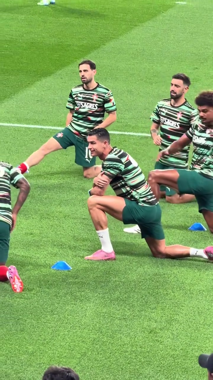 保持状态的秘诀C罗赛前热身腿部肌肉的线条清晰可见