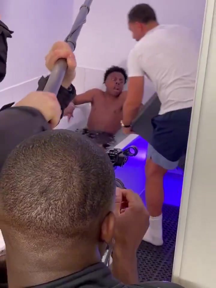 甲亢哥和费迪南德年首次合作时被狂倒冰块差点没给甲亢哥冻坏了