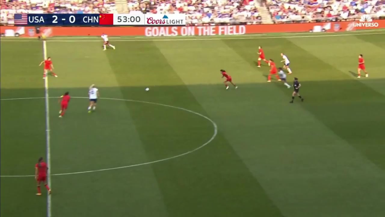 中国女足边路防守出现大空档美国女足传中林赛-霍兰头球破门