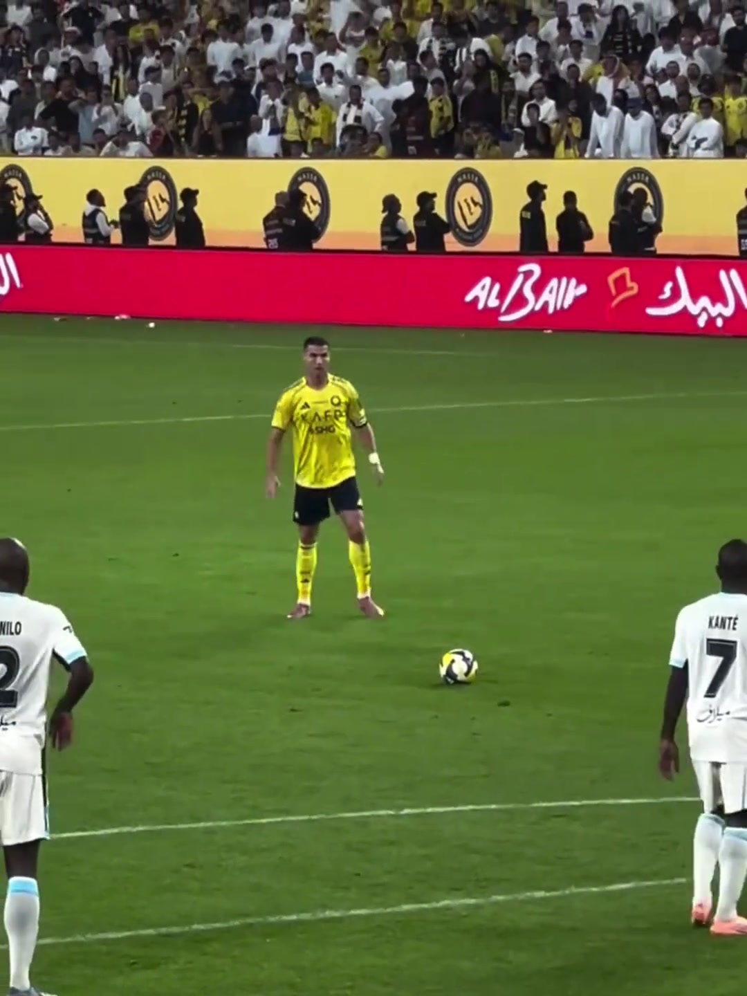 会怀念曾经无所不能的自己吗C罗任意球主罚前默默给自己鼓劲