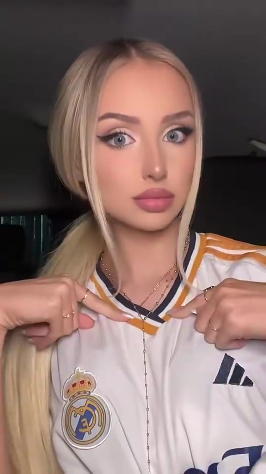 皇马美女球迷拿着巴萨球衣我爱皇马巴萨emmmm