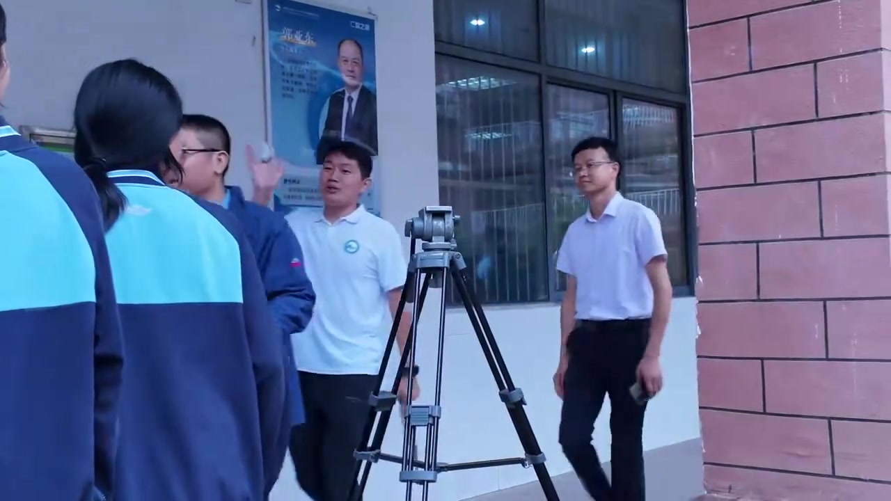 韦世豪去校园参加公益活动不得不说人家是真的有心