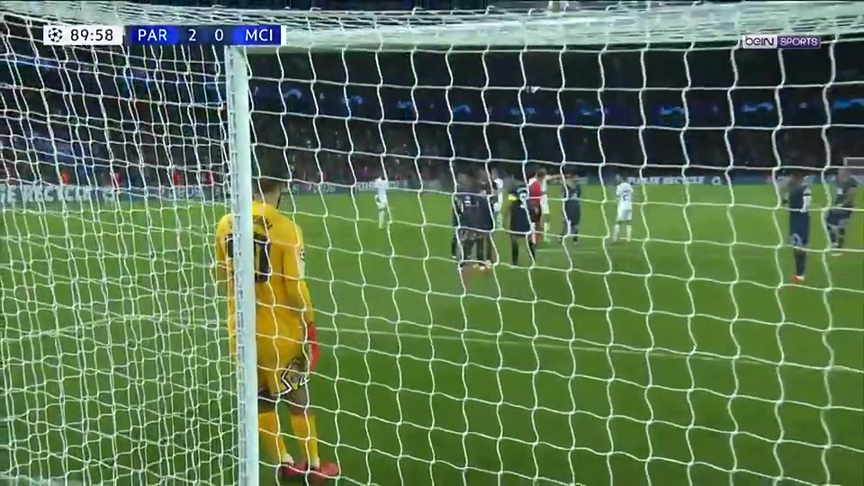 当梅西首次代表巴黎参加欧冠比赛时被安排当人墙