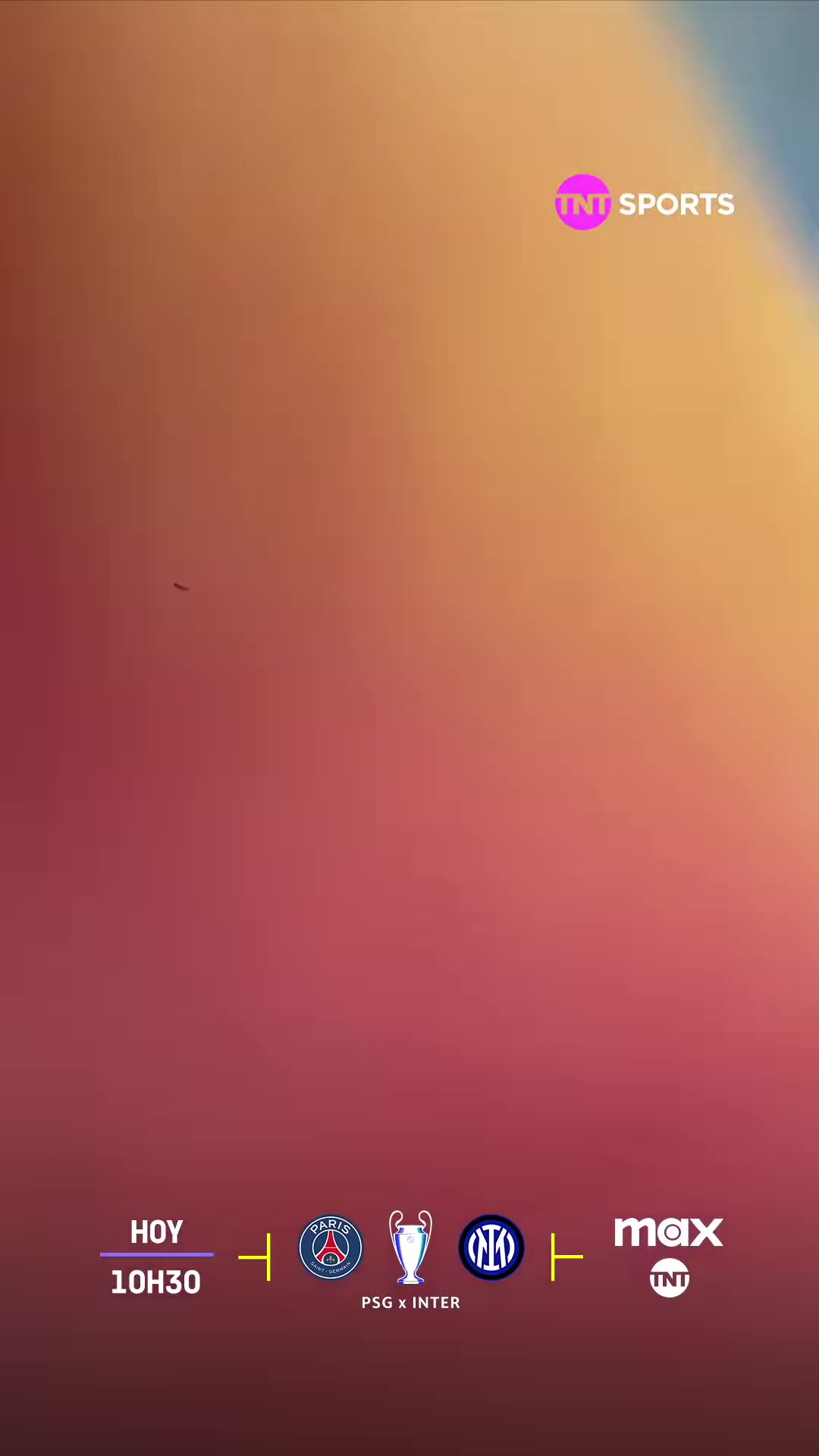 欧冠女主持一身清凉透气装这身材真是羡煞旁人