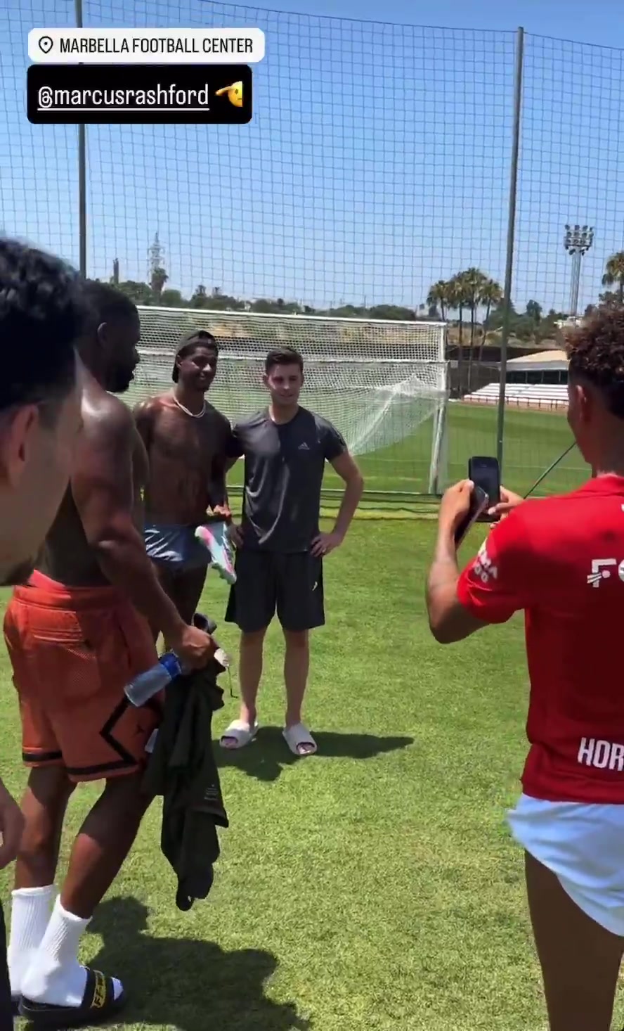 拉什福德在西班牙备战新赛季不得不说拉什福德身材还不错