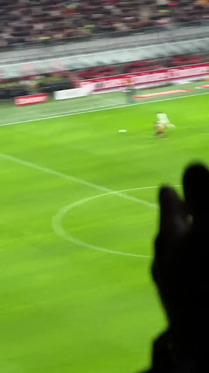 老当益壮球迷现场实拍莫德里奇回追防守卡位