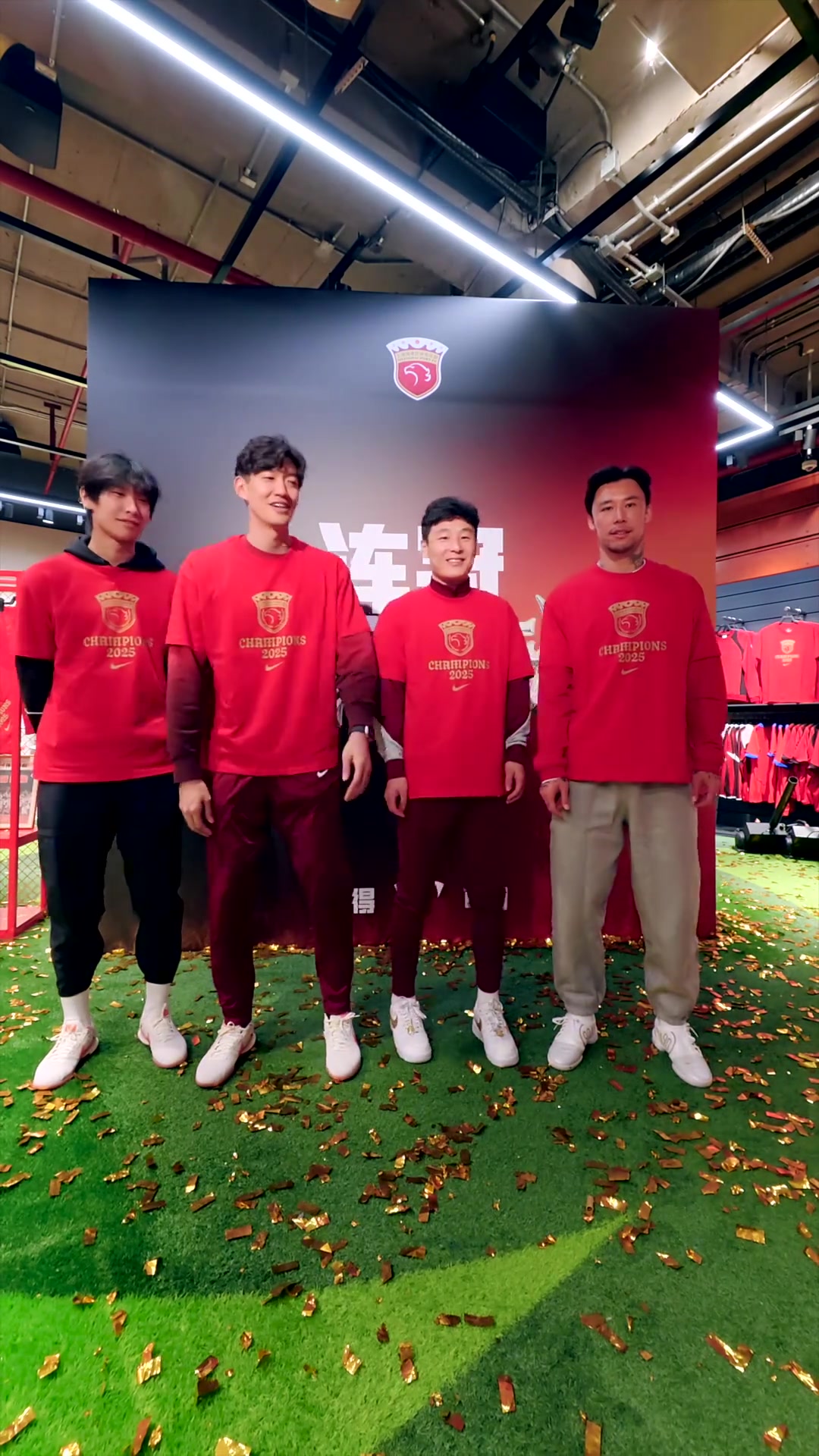 颜骏凌社媒发布哥儿几个第一次拍冠军出街fitcheck一下