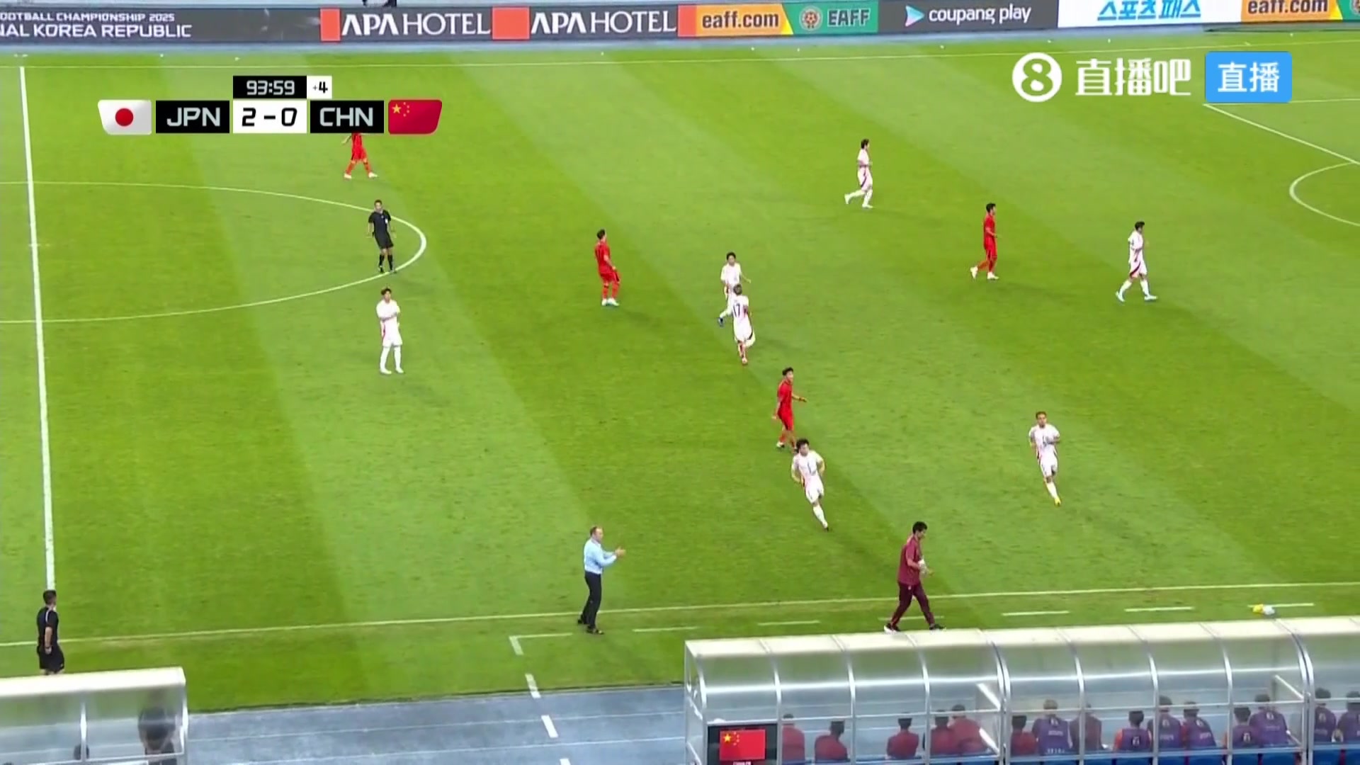 毫无默契董路这只国足看似在拼实际心气不足没有交流