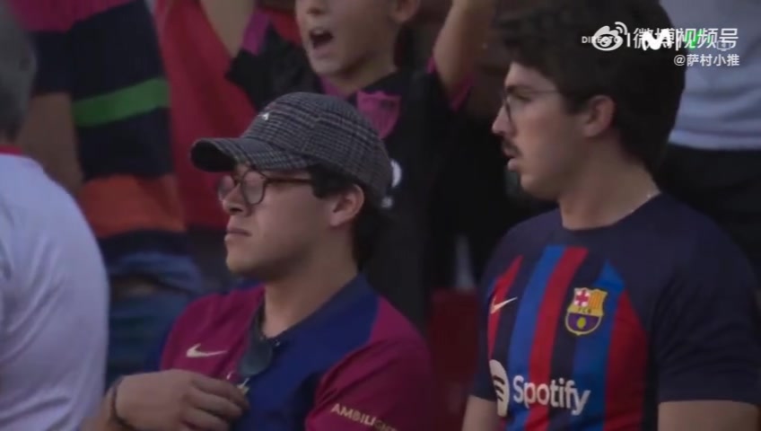 巴萨大比分失利但看台上的巴萨球迷亲吻队徽支持巴萨️