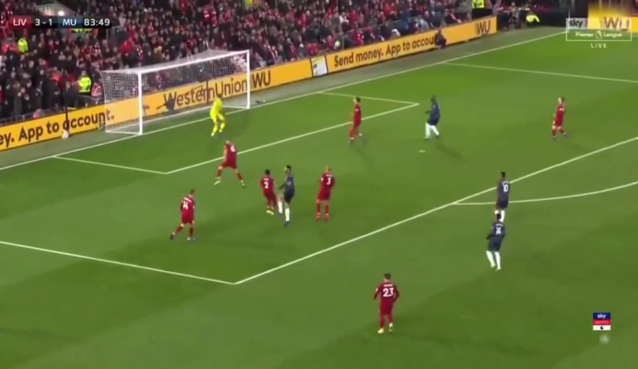 费莱尼在英超联赛的最后一脚射门击中安菲尔德球场的一名工作人员