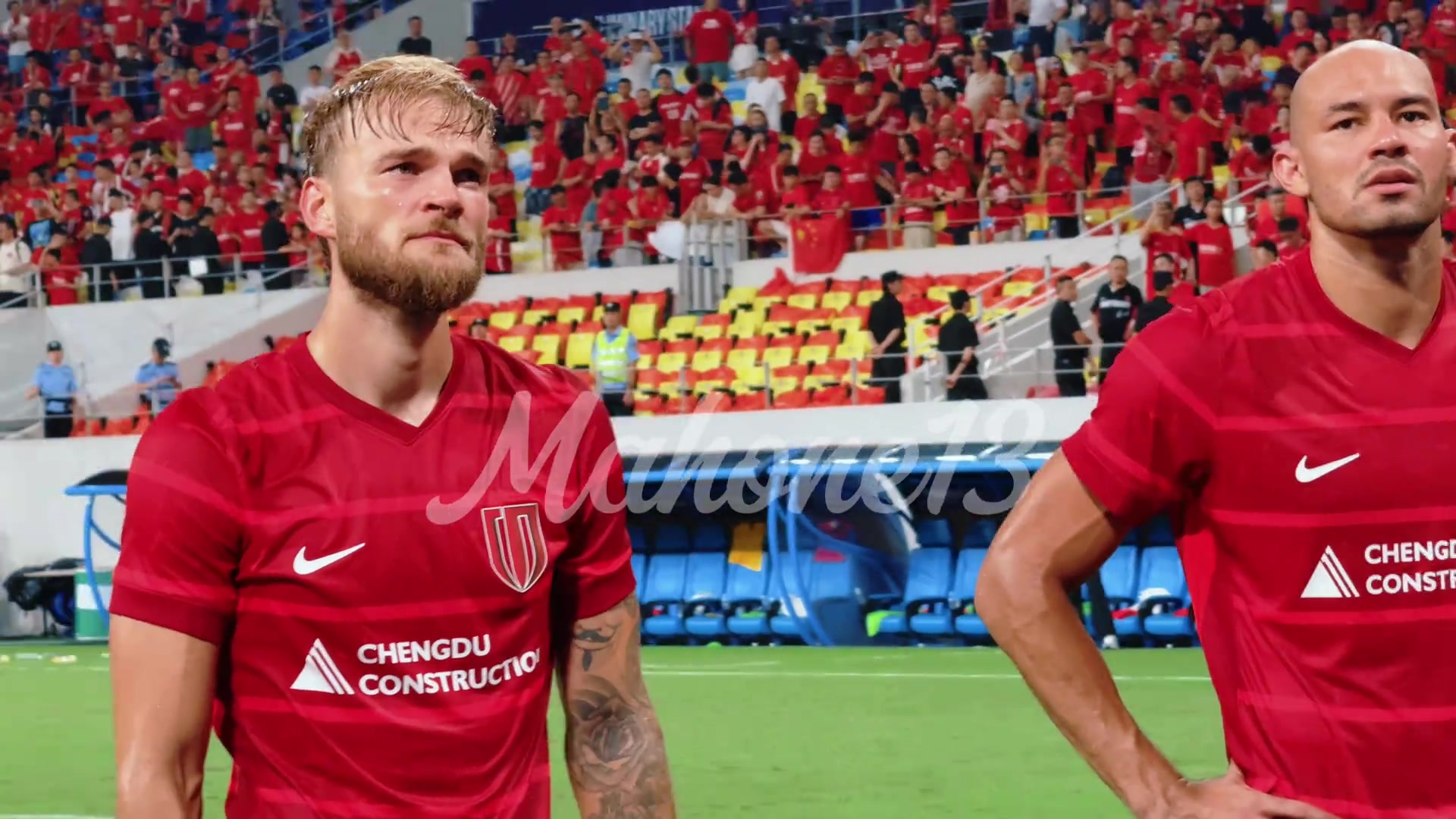 别哭进亚冠正赛了成都蓉城球员赛后谢场外援莱切特落泪