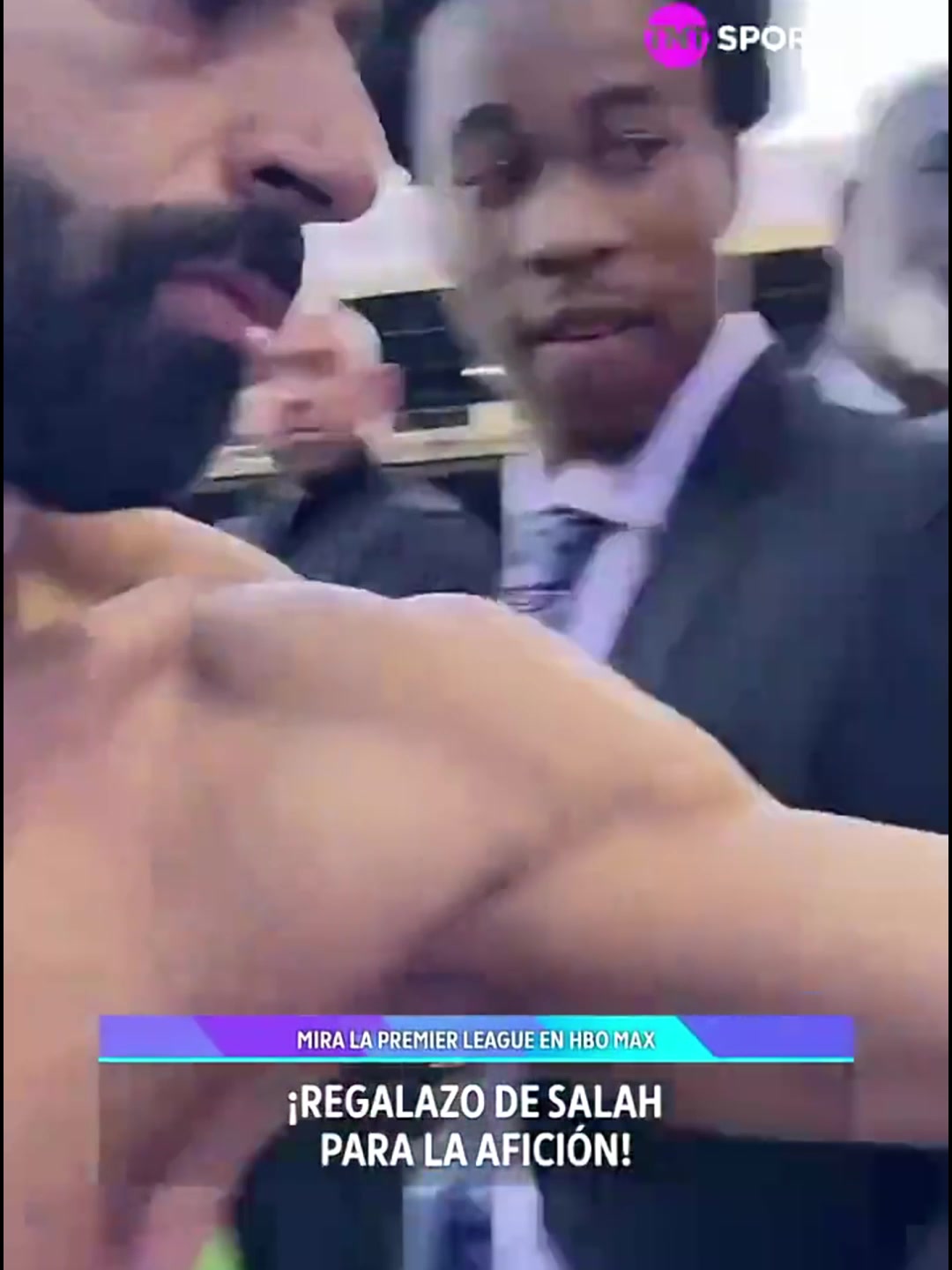 卧底实锤了萨拉赫赛后大度把球衣给了水晶宫小球迷