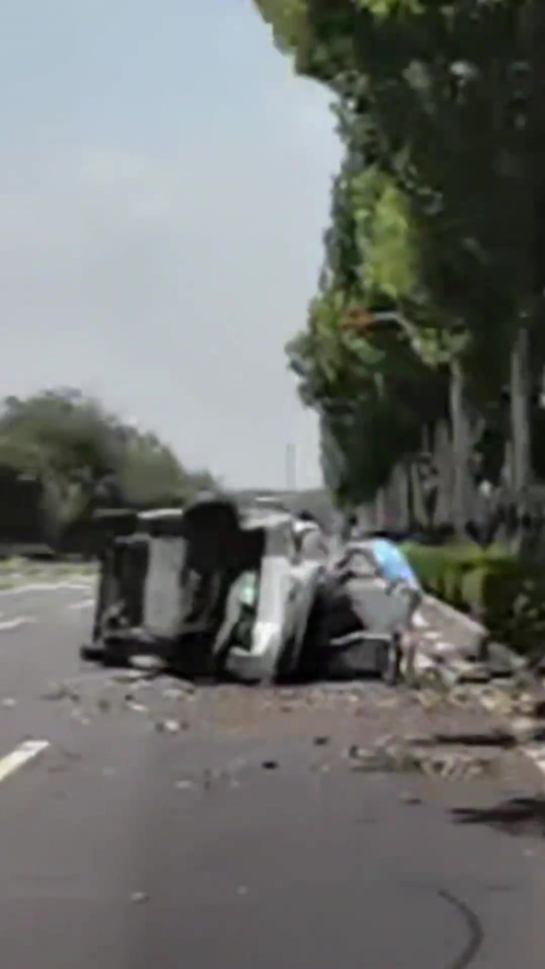 真牛啊曼城球迷在车祸现场手撕前风挡救出了受困人士