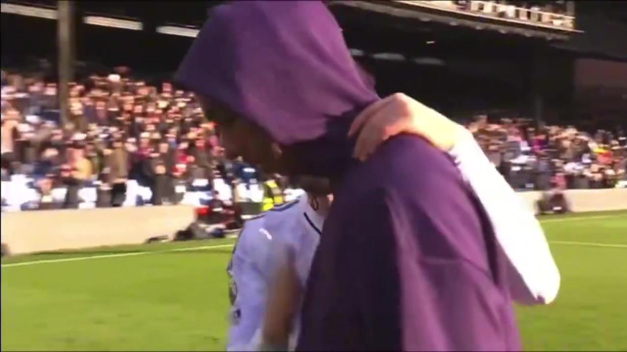 赛后谢场时芒特安慰送点自责的约罗