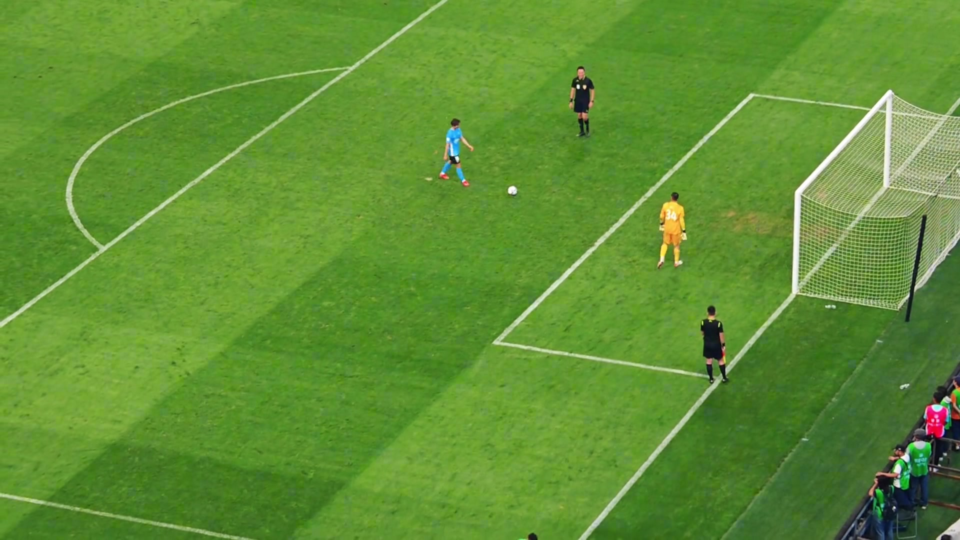 现场实拍侯森扑出绝命点球后国安远征球迷看台陷入疯狂