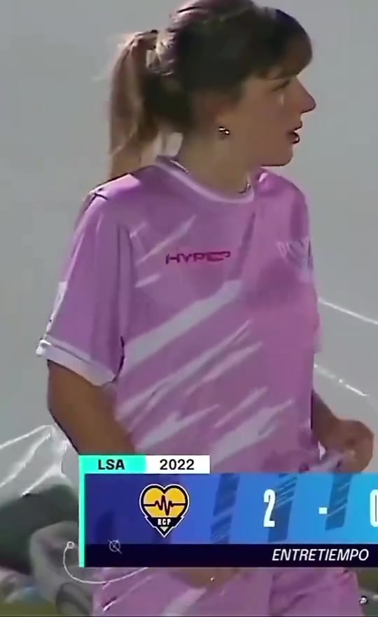 这谁顶得住女球员赛后掀起上衣露出完美身材